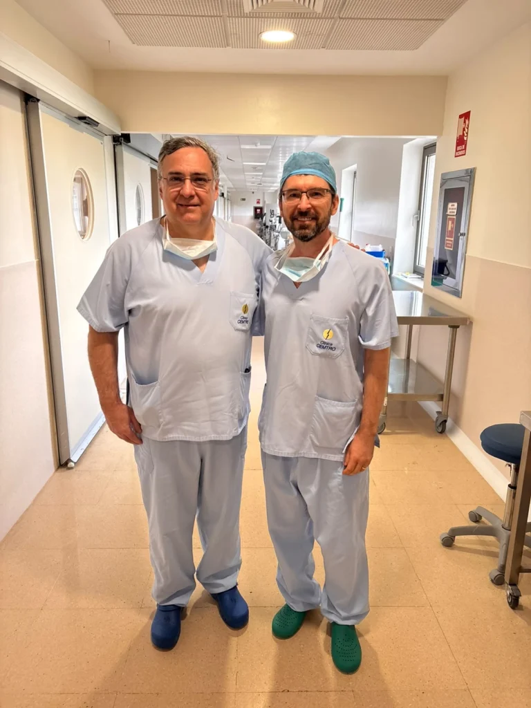 Dr. Dalvâni Elias Dorn e Dr. Fernando Gómez Sancha, com roupas cirúrgicas, durante estágio de aperfeiçoamento em HoLEP na Clínica CEMTRO, em Madri.